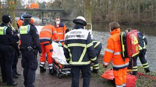 Polizei und Feuerwehr bergen Toten aus Alster