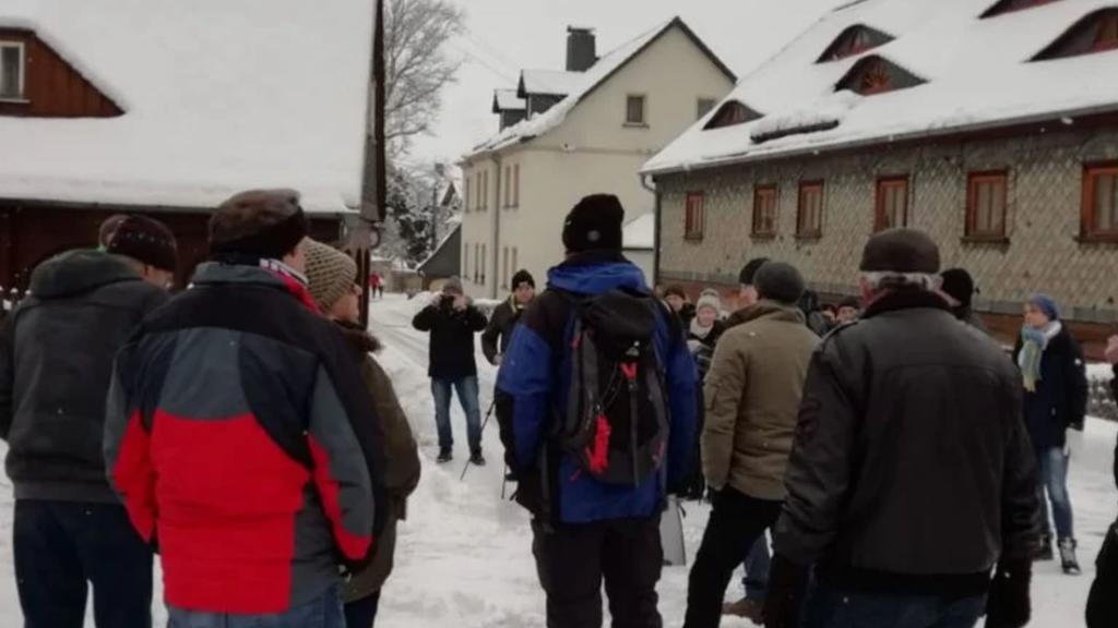 Etwa 30 Menschen sollen sich vor Kretschmers Haus versammelt haben.