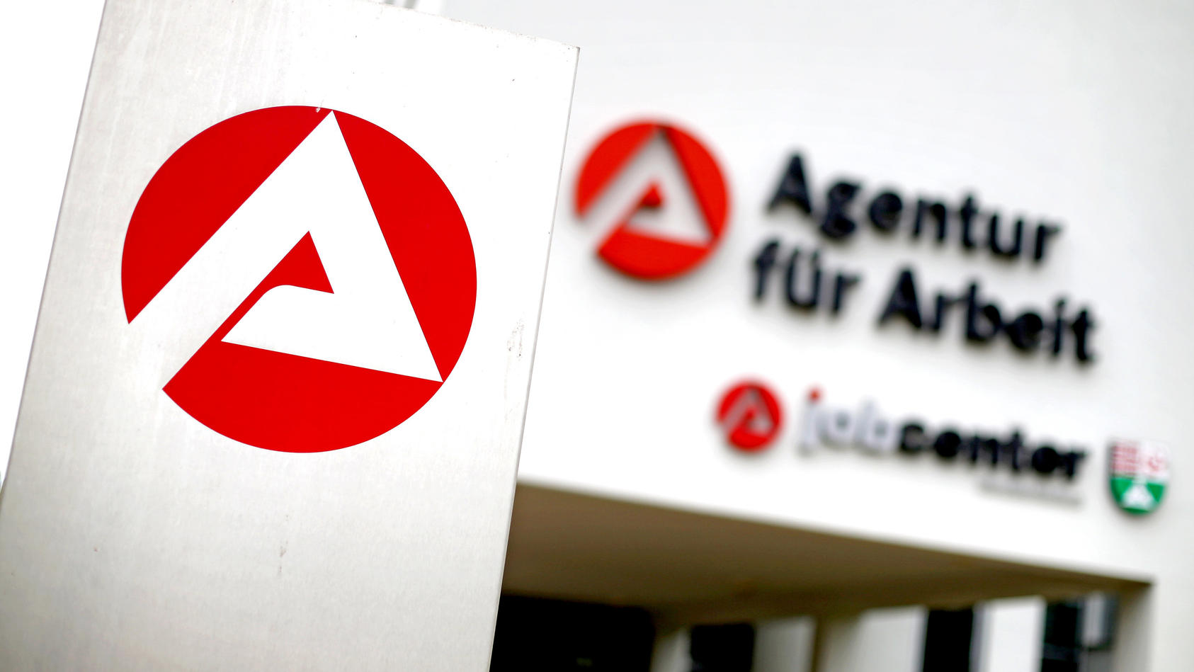 ARCHIV - 29.08.2016, Sachsen-Anhalt, Sangerhausen: Blick auf den Eingang der Agentur für Arbeit und Job Center Der Bundesrat will unter anderem über die Hartz-IV-Regelsätze beraten. Foto: Jan Woitas/dpa-Zentralbild/dpa +++ dpa-Bildfunk +++
