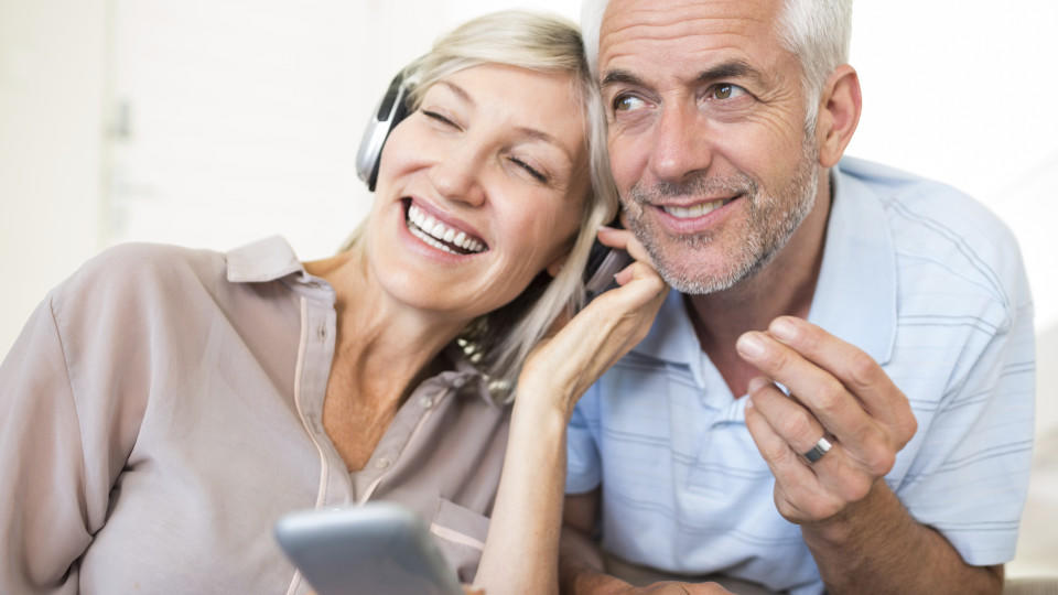 Ein älteres Paar hört gemeinsam Musik.