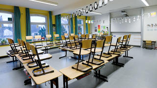 ARCHIV - 12.03.2020, Nordrhein-Westfalen, Gelsenkirchen: Stühle stehen in einem Klassenzimmer in einer Grundschule auf den Tischen. In NRW beginnt am Montag der verschärfte Corona-Lockdown. Alle Schulen gehen in den Distanzunterricht, Kitas bieten nur noch eingeschränkte Betreuung an. (zu dpa «Schulen zu und weniger Kontakte - Verschärfter Lockdown beginnt») Foto: Caroline Seidel/dpa +++ dpa-Bildfunk +++