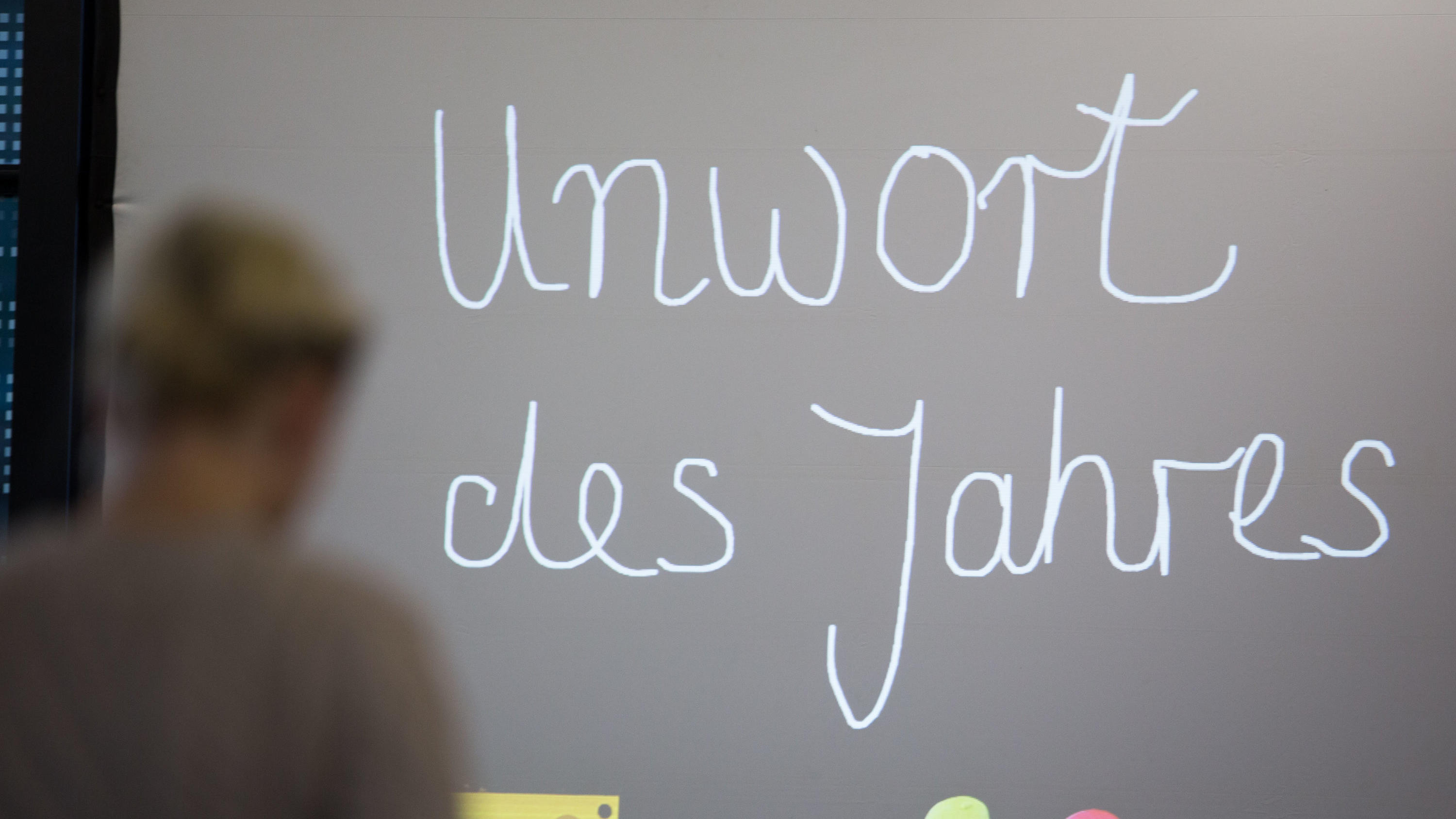 ARCHIV - 12.01.2016, Hessen, Darmstadt: "Unwort des Jahres" steht vor der Bekanntgabe des "Unwortes des Jahres 2015" auf einer Leinwand. (zu dpa - «Unwort des Jahres»: Begriffe rund um Corona-Pandemie im Fokus) Foto: Frank Rumpenhorst/dpa +++ dpa-Bil