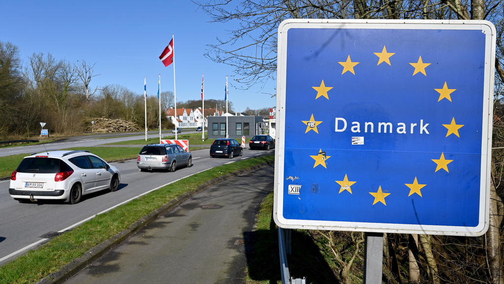 ARCHIV - 14.03.2020, Schlewig-Holstein, Flensburg: Autos fahren zum deutsch-dänischen Grenzübergang in Richtung Norden. (zu dpa "Dänemark beschränkt auch die Einreise aus Schleswig-Holstein") Foto: Carsten Rehder/dpa +++ dpa-Bildfunk +++