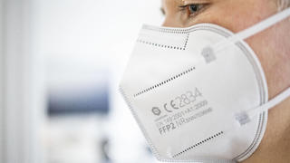  Symbolfoto zum Thema FFP2 Maske. Eine Frau traegt eine FFP2-Maske. Berlin, 15.12.2020 Berlin Deutschland *** FFP2 mask symbol photo A woman wears a FFP2 mask Berlin, 15 12 2020 Berlin Germany Copyright: xThomasxTrutschel/photothek.dex