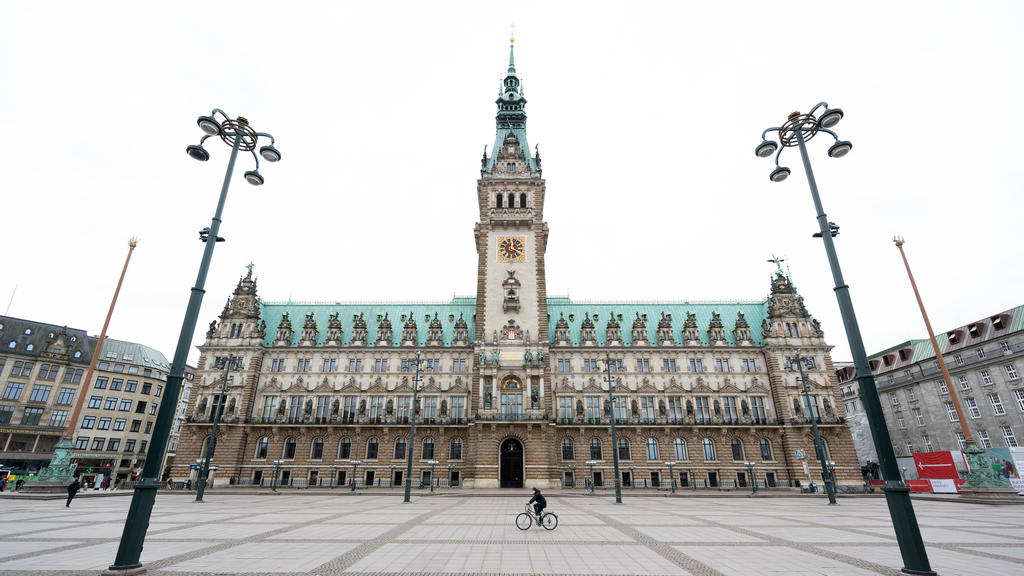 ARCHIV - 20.03.2020, Hamburg: Nahezu menschenleer ist der Rathausmarkt vor dem Rathaus um die Mittagszeit. Üblicherweise tummeln sich an diesem Ort zahllose Hamburger und Touristen. Foto: Daniel Reinhardt/dpa +++ dpa-Bildfunk +++