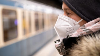 12.01.2021, Bayern, München: Ein Frau mit FFP2-Maske wartet in einer U-Bahnstation auf die Bahn. In Bayern gilt vom kommenden Montag an eine Pflicht zum Tragen von FFP2-Masken im öffentlichen Nahverkehr und im Einzelhandel. Foto: Sven Hoppe/dpa +++ dpa-Bildfunk +++