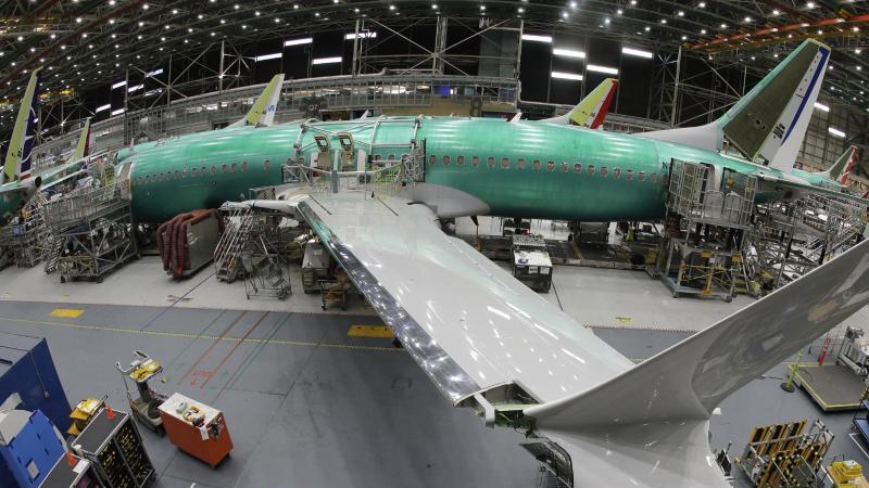 Mit gerade mal 157 Verkehrsflugzeugen fielen Boeings Auslieferungen 2020 historisch schlecht aus. Foto: Ted S. Warren/AP/dpa