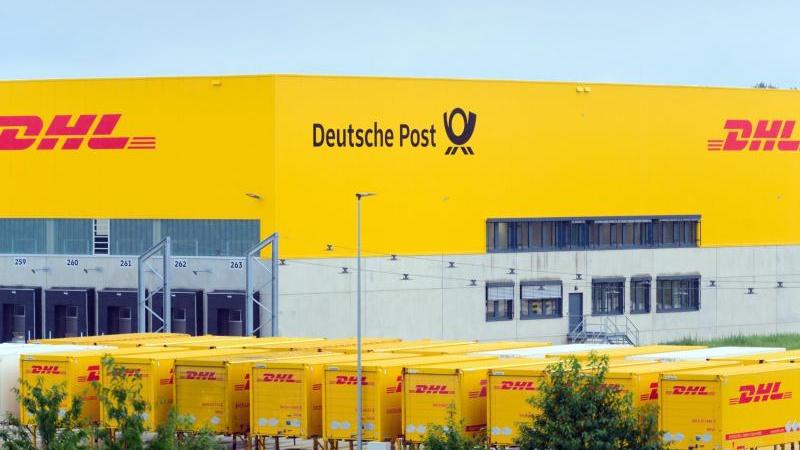 Dank der anhaltend guten Geschäftslage geht die Deutsche Post DHL selbstbewusst in die Folgejahre. Foto: Soeren Stache/dpa-Zentralbild/dpa