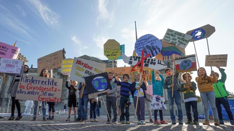 Demonstration am Weltkindertag in Berlin (Archiv). In ihrem Koalitionsvertrag hatten sich Union und SPD für ihre gemeinsame Regierungszeit vorgenommen, die Rechte von Kindern ausdrücklich ins Grundgesetz aufzunehmen. Kinderschutzorganisationen fordern das