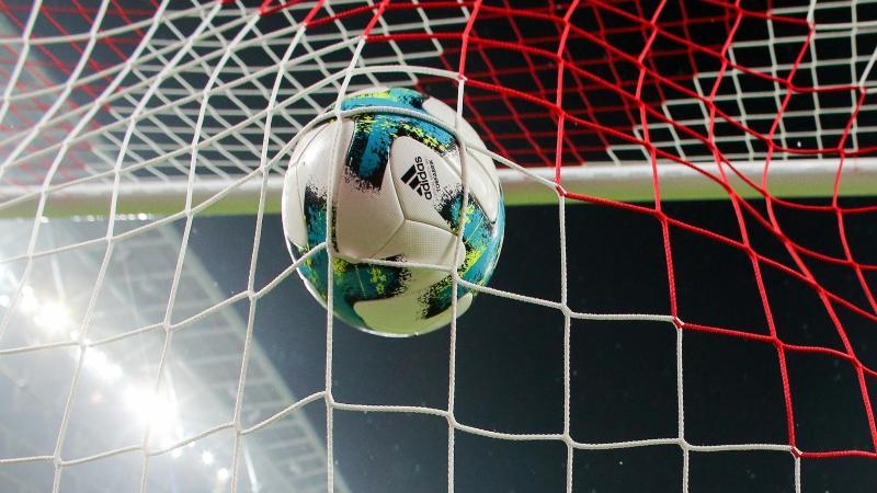 Ein Fußball geht ins Netz. Foto: Jan Woitas/dpa-Zentralbild/dpa/Symbolbild