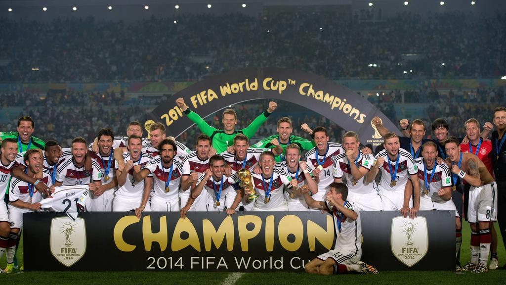 FUSSBALL WM 2014 FINALE Deutschland - Argentinien 13.07.2014 DEUTSCHLAND FEIERT DEN WM TITEL 2014, Teambild: Lukas Podolski, Torwart Roman Weidenfeller, Mario GÖTZE, Jerome Boateng, Shkodran Mustafi, Mats Hummels, Toni Kroos, Kevin Grosskreutz, Per