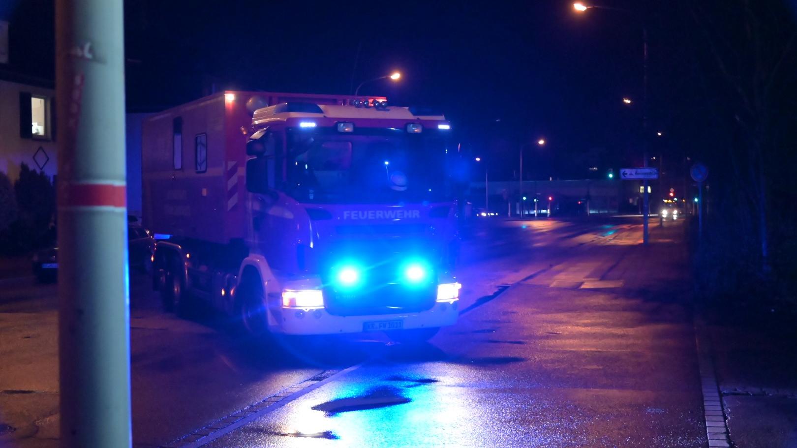 12.01.2021, Nordrhein-Westfalen, Krefeld: Ein Fahrzeug der Feuerwehr steht in der Zufahrt zu einer Gießerei. Mehrere Tonnen ausgelaufener, glühender Stahl haben zu einem Brand mit neun Verletzten geführt. Am Dienstagabend wurden Rettungskräfte in die