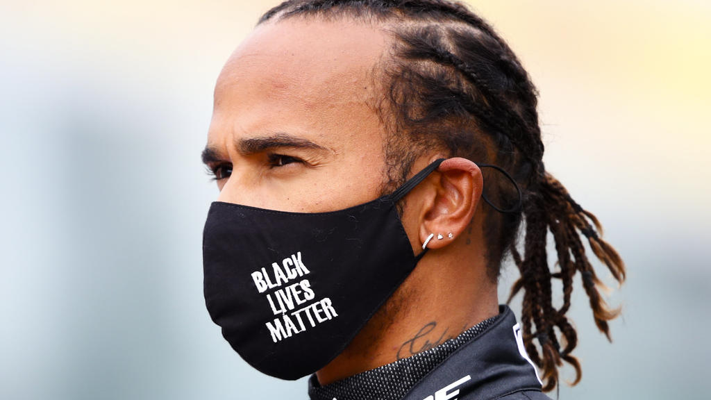 11.10.2020, Nürburg: Motorsport: Formel-1-Weltmeisterschaft, Grand Prix der Eifel auf dem Nürburgring: Lewis Hamilton aus Großbritannien vom Team Mercedes AMG Petronas trägt vor dem Rennen einen Mund-Nasen-Schutz mit der Aufschrift "Black Lives Matte