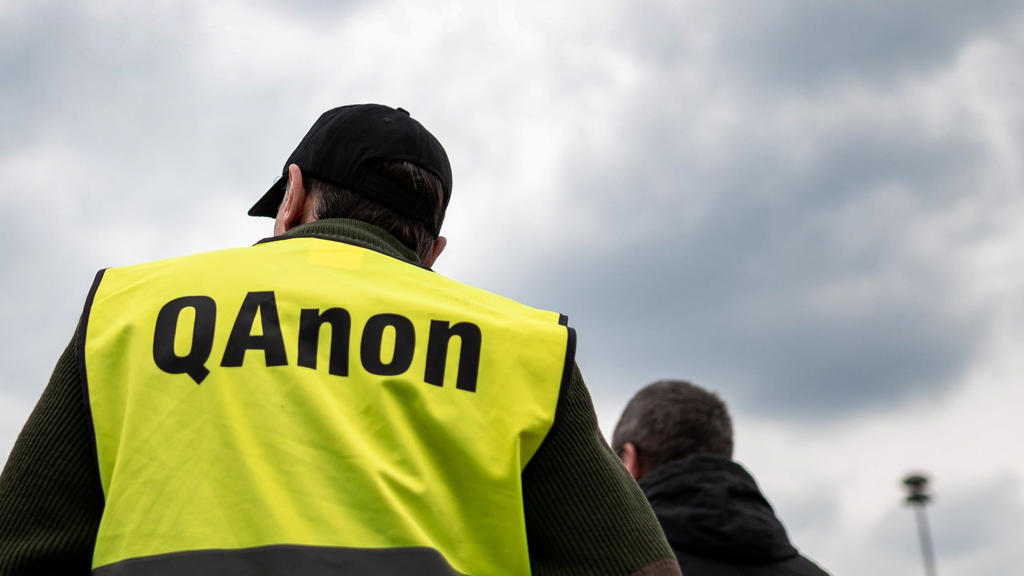 ARCHIV - 16.05.2020, Nordrhein-Westfalen, Essen: Ein Teilnehmer der Demonstrationen gegen Corona-Maßnahmen trägt eine Warnweste auf der «QAnon» steht. (zu dpa "Twitter sperrt nach Kapitol-Krawallen 70 000 QAnon-Accounts") Foto: Fabian Strauch/dpa +++