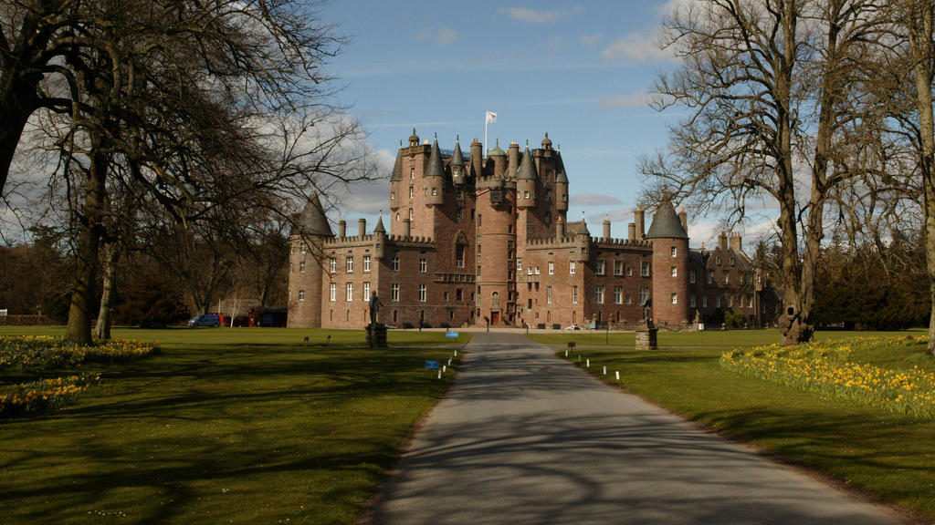 Simon Bowes Lyon ein Cousin der Queen, soll hier auf Glamis Castle versucht haben, einen weiblichen Gast zu vergewaltigen.
