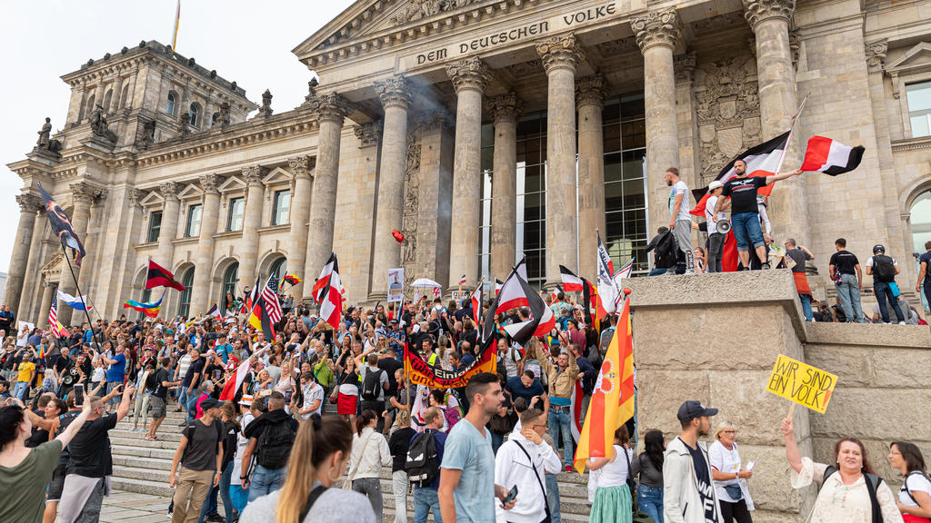 29.08.2020, Berlin: Teilnehmer einer Kundgebung gegen die Corona-Maßnahmen stehen auf den Stufen zum Reichstagsgebäude, zahlreiche Reichsflaggen sind dabei zu sehen. Der Ältestenrat des Bundestags befasst sich an diesem Donnerstag (03.09.2020) mit de