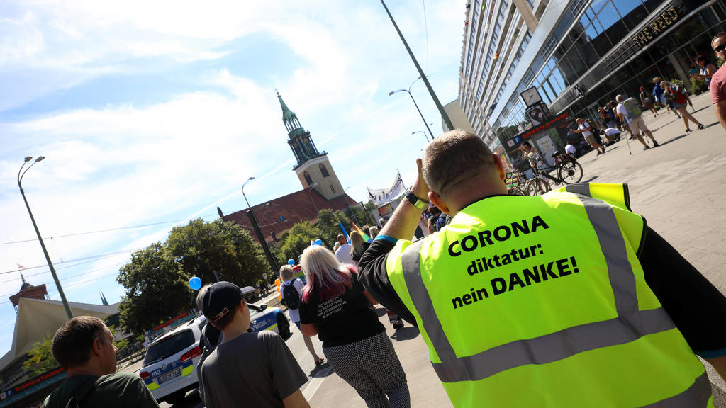 Demonstration Tag der Freiheit - Tausende feiern das Ende der Pandemie und den Tag der Freiheit in Berlin mit einem Umzug durch das Regierungsviertel - Berlin, Deutschland, DEU, GER, 01.08.2020 - Tausende Menschen gehen aus Protest gegen die Corona-E