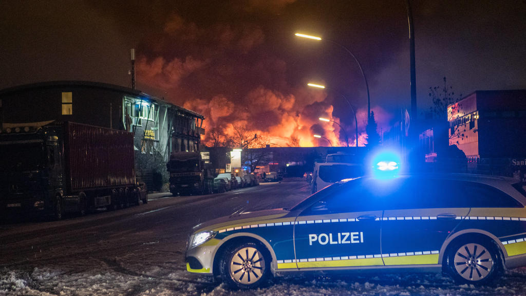 Großfeuer in Wilhelmsburg - Lagerhallen in Vollbrand 13.01.21 - Hamburg: Kurz nach 05:30 Uhr melden Anrufer ein Feuer in einer Lagerhalle in Hamburg-Wilhelmsburg. Aufgrund der Vielzahl der Anrufer, wird das Alarmstichwort schnell auf Feuer 2 Erhöht.