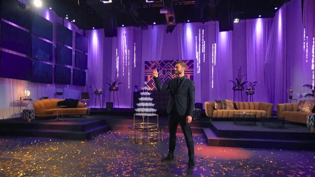 Der Bachelor Niko lernt die Kandidatinnen in einem Berliner Club an der Spree kennen.