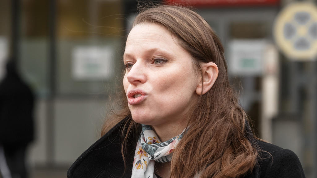 30.12.2020, Hamburg: Melanie Leonhard (SPD), Gesundheitssenatorin Hamburgs, spricht beim Eintreffen der ersten 500 Dosen Corona-Impfstoff für Asklepios Mitarbeiter. Foto: Markus Scholz/dpa +++ dpa-Bildfunk +++