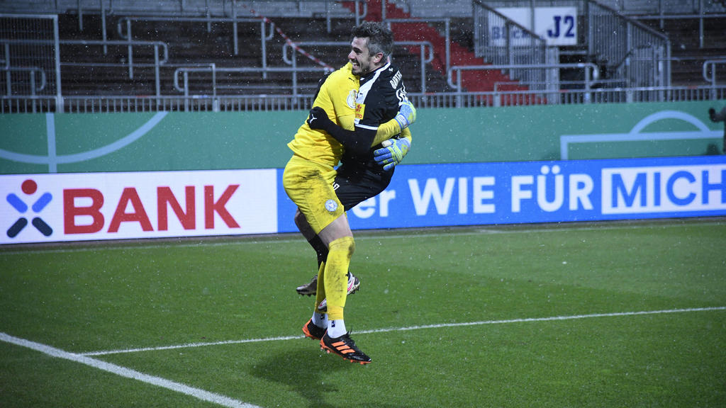 Jubel vonFin Bartels Kiel, 31 undIoannis Gelios Kiel, 1Holstein vs FC Bayern München, Fußball, Männer, DFB-Pokal, 2. Runde, Saison 2020/2021, 14.01.21 Kiel Holstein-Stadion Schleswig-Holstein Germany *** Cheers fromFin Bartels Kiel, 31 andIoannis Ge
