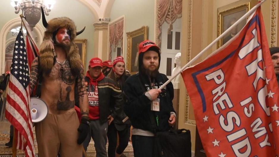 Jake Angeli (Q Shaman) stürmte mit weiteren Trump-Unterstützern das Kapitol in Washington.