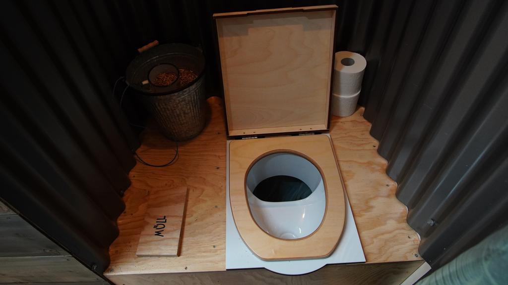 Das Klo im Dschungel-Tiny House hat keine Wasserspülung