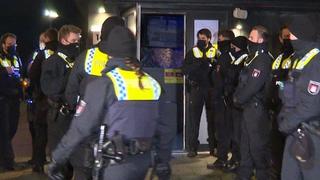 Polizisten stehen vor einer Shisha-Bar in Hamburg-Wandsbek