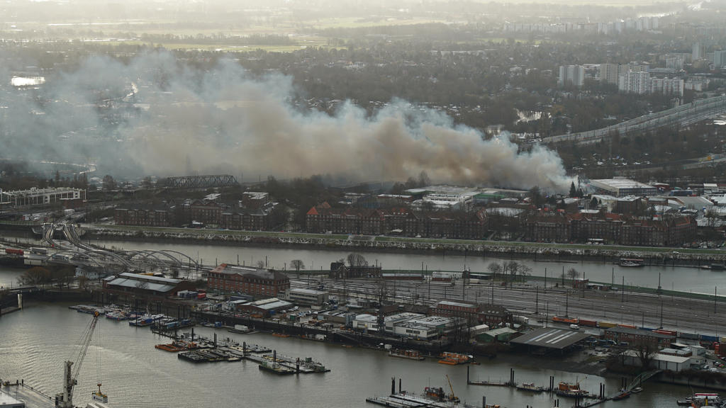 13.01.2021, Hamburg: Eine riesige Rauchwolke ist während der Löscharbeiten eines Großbrands im Stadtteil Wilhelmsburg zu sehen. Eine Lagerhalle in einem Gewerbegebiet steht seit dem Morgen im Vollbrand. Foto: citynewstv/dpa +++ dpa-Bildfunk +++