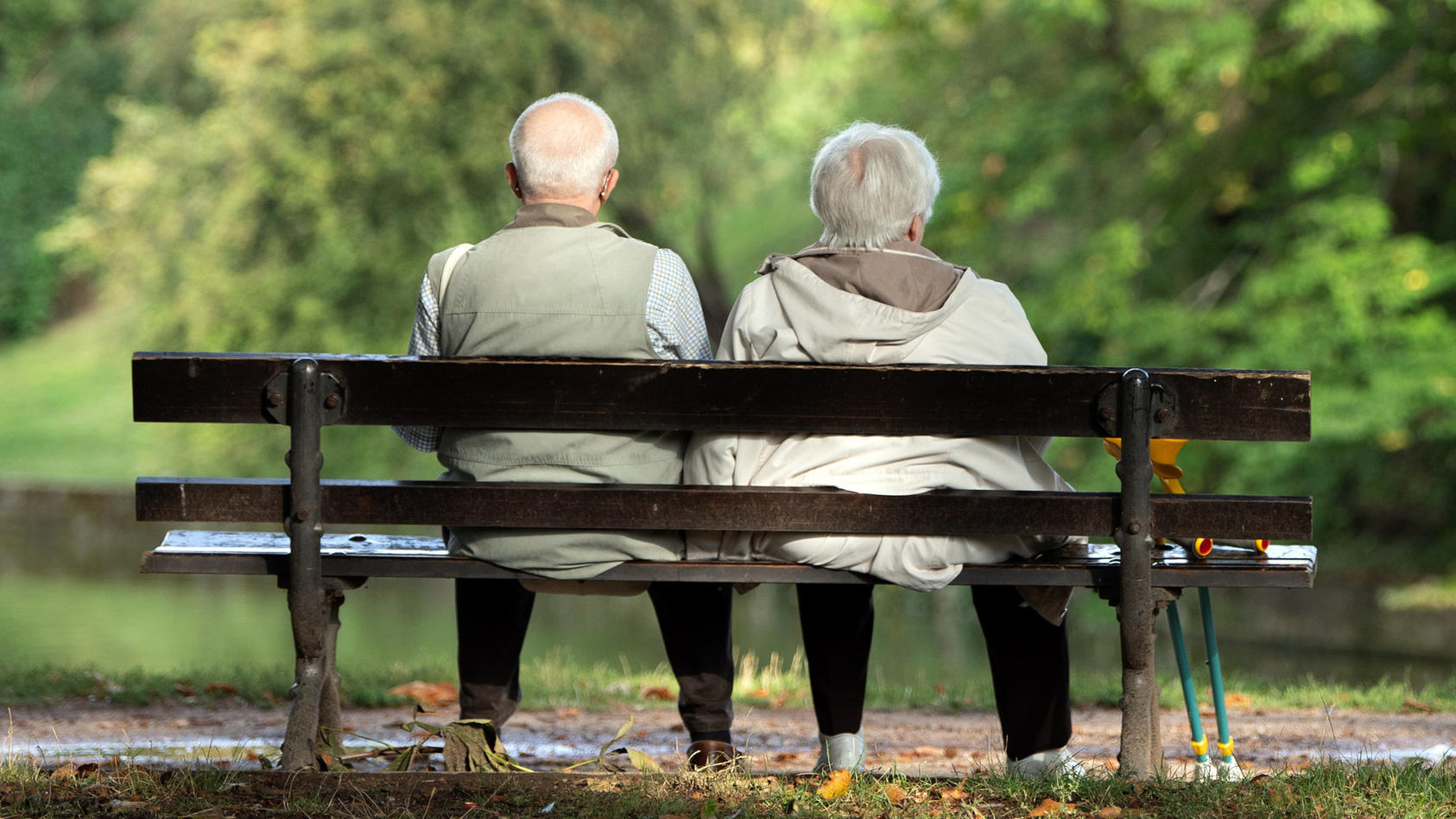 Zwei Rentner sitzen auf einer Bank. (Foto: Motivbild)