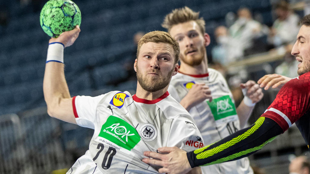 Koeln, 10.01.21, Handball: Europameisterschaft, 4. Spieltag, Qualifikation, Lanxess-Arena. Deutschlands Philipp Weber l wirft den Ball auf das Tor gegen Alexander Hermann von Oesterreich. Aufgrund der Massnahmen zur Eindaemmung des Corona-Virus find