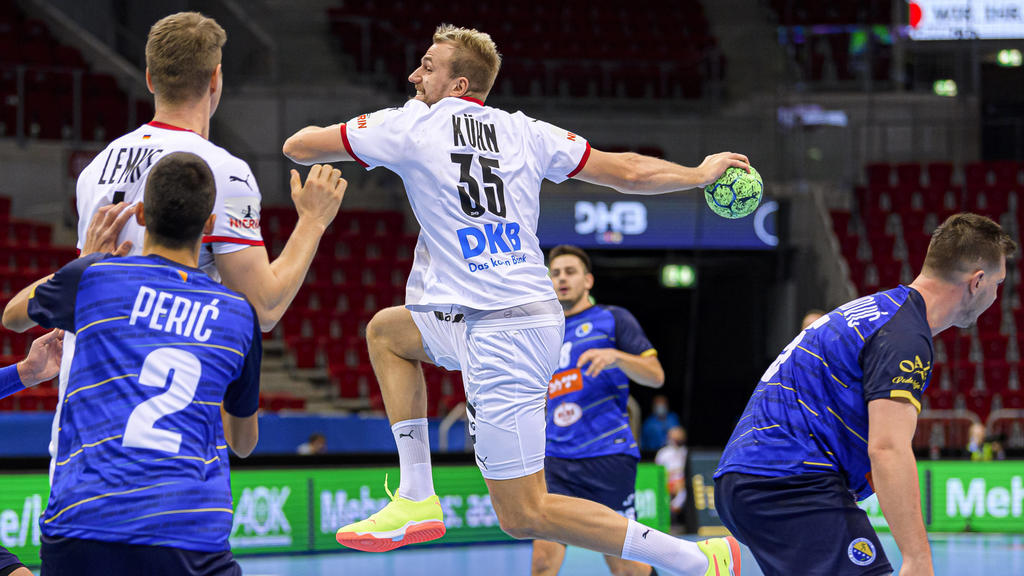 Düsseldorf, Deutschland 05. November 2020: Männer EHF EM 2022 Qualifikation, Gruppe 2, Deutschland vs. Bosnien-Herzegowina Luka Peric Bosnien Herzegowina, Finn Lemke Deutschland / MT Melsungen, Julius Kühn / Kuehn Deutschland / MT Melsungen, Mirko H