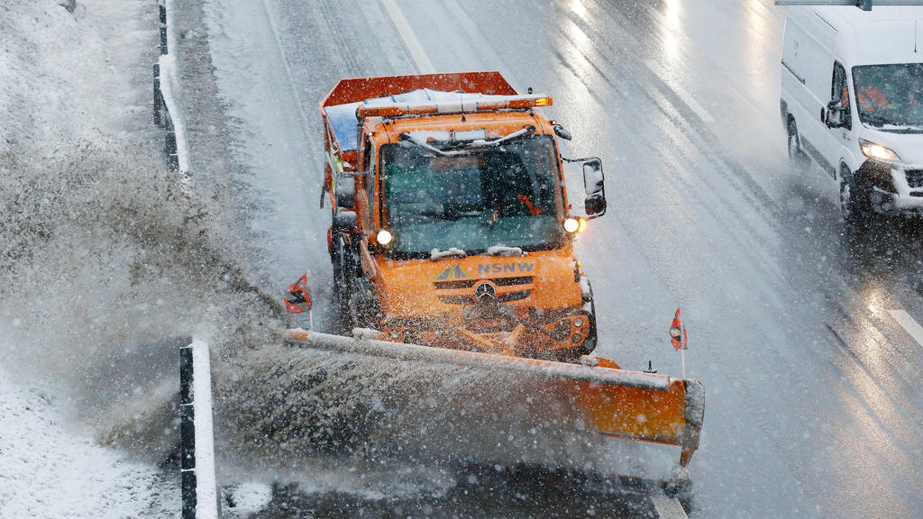 Foto Manuel Geisser 14.01.2021 Birmenstorf AG : Räumungsfahrzeug auf der Autobahn höhe Birmenstorf AG Richtung Bern . Schnee und matsch auf der Autobahn *** Photo Manuel Geisser 14 01 2021 Birmenstorf AG Clearing vehicle on the motorway near Birmens