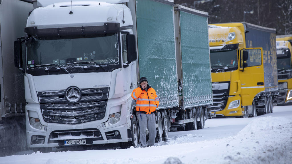 220114 Schnee. Schneechaos im Erzgebirge und weite Teile Sachsens. Seit den Nachtstunden geht auf den Autobahnen A 4 und A 17 in Sachsen so gut wie gar nichts mehr. Intensive Schneefälle, Schneeverwehungen haben den Verkehr teilweise zum Erliegen ge