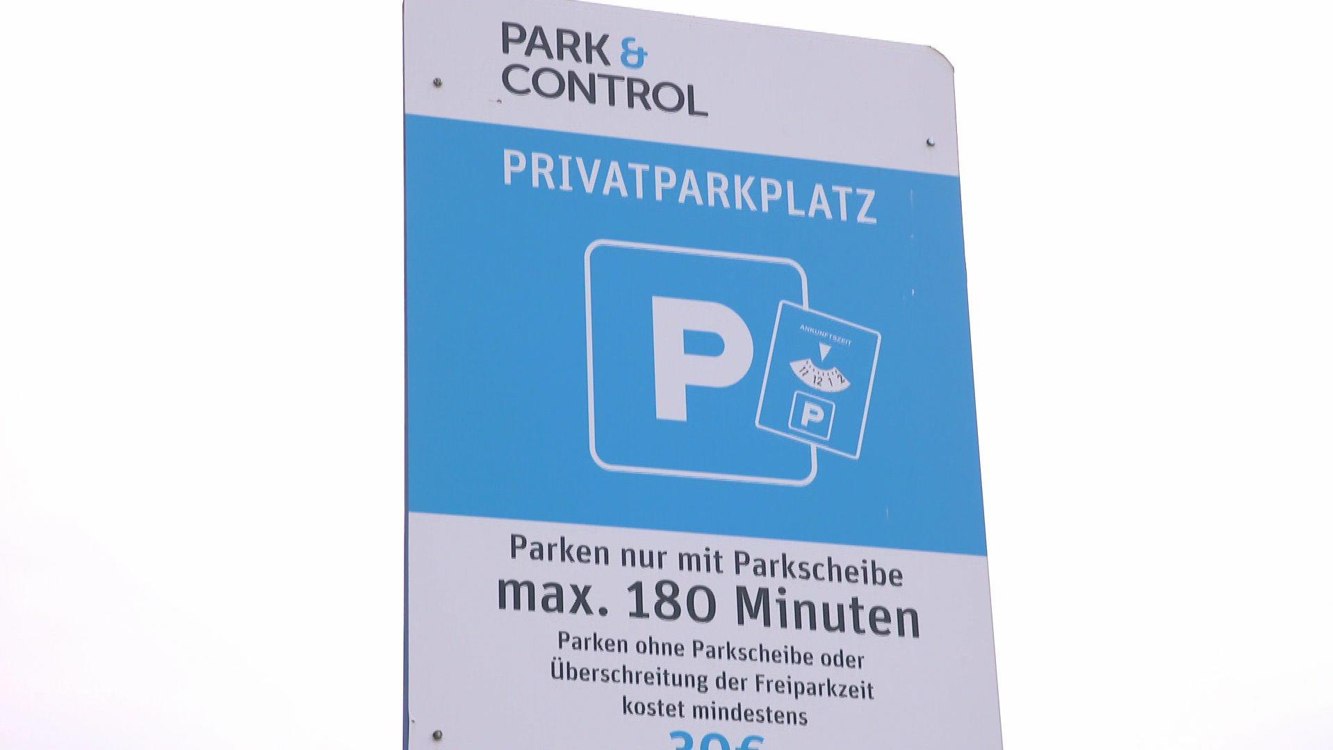 Schild eines "Park & Control" Parkplatzes
