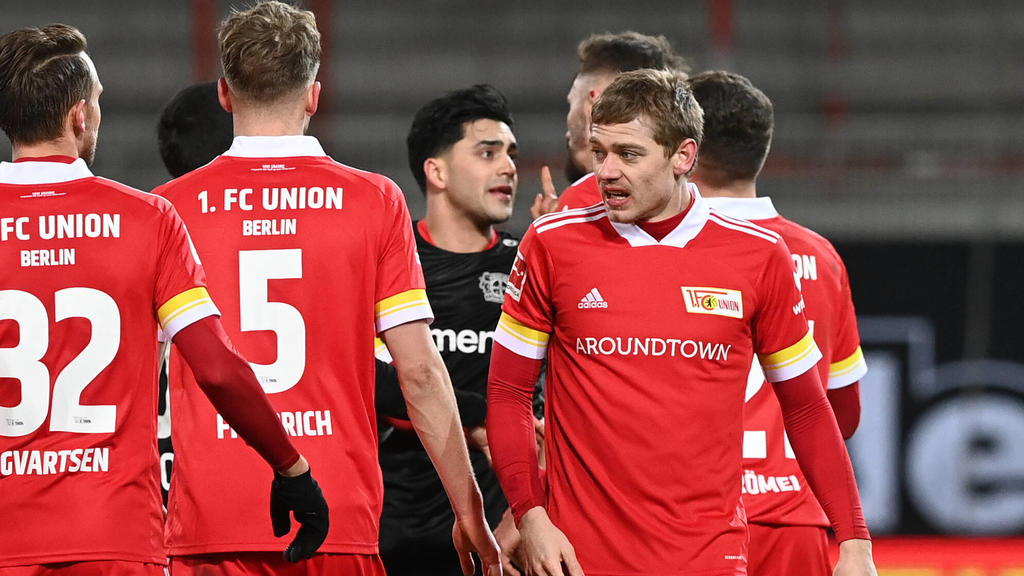 Fussball, Herren, Saison 2020/2021, 1. Bundesliga 16. Spieltag, 1. FC Union Berlin - Bayer Leverkusen 1:0, hinten v. l. Nadiem Amiri Bayer 04 Leverkusen, Florian Hübner 1. FC Union Berlin nach Abpfiff im Dialog, 15.01. 2021, *** Football, men, seaso