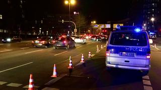 HANDOUT - 16.01.2021, Nordrhein-Westfalen, Dortmund: Die Polizei leitete den Verkehr am Westentor in Dortmund vom Wall ab. 280 Autos und knapp 450 Menschen, die der Raser- und Tuning-Szene zugeordnet werden, hat die Polizei bei einem erneuten Großeinsatz an drei Stellen in Dortmund kontrolliert. Foto: --/Polizei Dortmund/dpa - ACHTUNG: Nur zur redaktionellen Verwendung im Zusammenhang mit der aktuellen Berichterstattung und nur mit vollständiger Nennung des vorstehenden Credits +++ dpa-Bildfunk +++