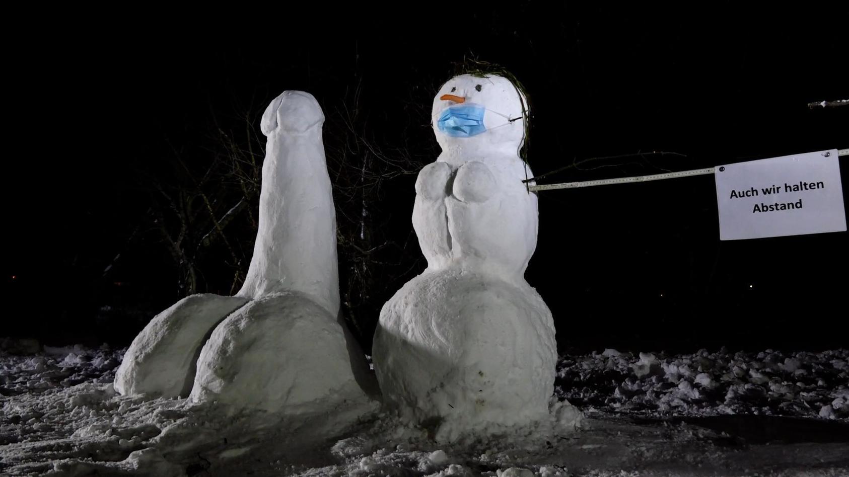 Erotische Schneeskulpturen einer selbsternannten Künstlergruppe