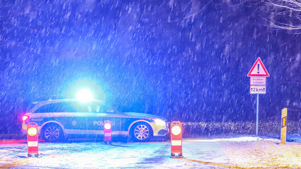 Glätte im Berufsverkehr. Ausgerechnet von Sonntag auf Montag fällt auch im Flachland Schnee.