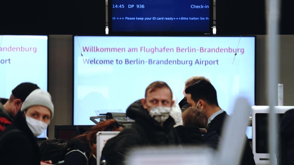 17.01.2021, Brandenburg, Schönefeld: Passagiere stehen am Checkin für den Flug nach Moskau. Kremlgegner Nawalny und seine Ehefrau wollen mit einem Flugzeug der der Fluggesellschaft ·Pobeda· zurück nach Moskau fliegen. Nawalny hielt sich für die Behan