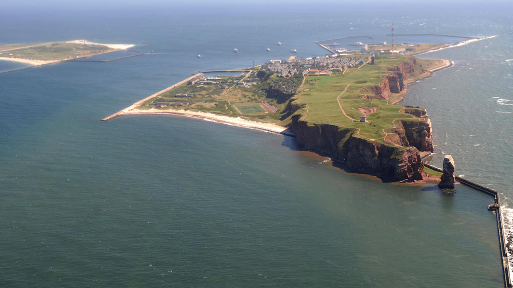 ARCHIV - 05.08.2011, Schleswig-Holstein, Helgoland: Die Hochseeinsel Helgoland ist aus einem Flugzeug heraus zu sehen. (zu dpa «Vor 300 Jahren zerreißt Sturmflut Helgoland in zwei Teile») Foto: Marcus Brandt/dpa +++ dpa-Bildfunk +++