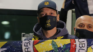 18.01.2021, Türkei, Istanbul: Mesut Özil, ehemaliger deutscher Fußball-Nationalspieler, hält nach seiner Ankunft am Atatürk-Flughafen einen Fenerbahce-Schal. Özil verlässt nach siebeneinhalb Jahren den FC Arsenal und wechselt zu Fenerbahce Istanbul in die türkische Süper Lig. Foto: Uncredited/AP/dpa +++ dpa-Bildfunk +++