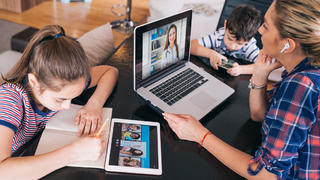 In jeder Altersklasse kommen unterschiedliche Geräte für den Einsatz im Homeschooling in Frage: Mobiltelefon, Tablet, Notebook