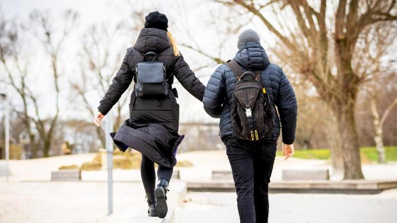 Zwei Menschen gehen im Winter spazieren