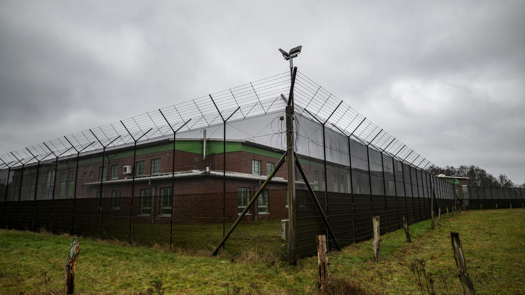 18.01.2021, Schleswig-Holstein, Neumünster: Regenwolken ziehen über die Jugendarrestanstalt Moltsfelde. Wer wegen der Corona-Pandemie in Quarantäne muss und sich weigert, die Regeln einzuhalten, könnte in Schleswig-Holstein bald in eine Einrichtung z
