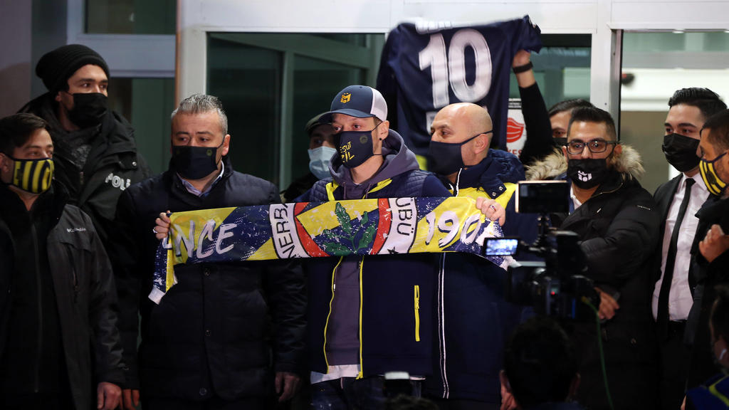 Fußball, Mesut Özil Ankunft in Istanbul Turkish Super League club Fenerbahces new star Mesut Ozil arrives to Ataturk Airport, Istanbul. Fenerbahce signs Arsenal midfielder Mesut Ozil. 16999689