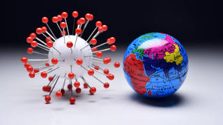  Coronavirus-Modell und Erdkugel, weltweite Pandemie und Pandemie-Bekämpfung *** Coronavirus model and globe, global pandemic and pandemic control