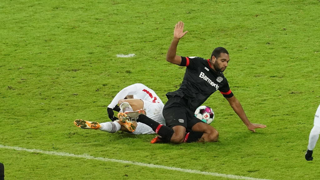 GER, DFB-Pokal, Bayer Leverkusen vs Eintracht Frankfurt / 12.01.2021, BayArena, Leverkusen, GER, DFB-Pokal, Bayer Leverkusen vs Eintracht Frankfurt , im Bild Foul von Jonathan Tah Leverkusen an Andre Silva Frankfurt *** GER, DFB Pokal, Bayer Leverkus