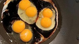Zwei Eigelb in einem Ei