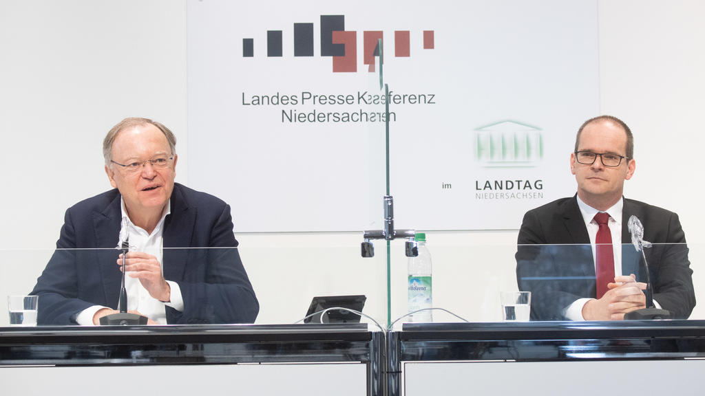 20.01.2021, Niedersachsen, Hannover: Stephan Weil (l, SPD), Ministerpräsident Niedersachsen, und Grant Hendrik Tonne (SPD), Kultusminister Niedersachsen, sitzen in der Landespressekonferenz bei einer Pressekonferenz zu weiteren Maßnahmen zur Eindämmu